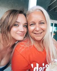 Mother and Father of hisoka😅😂