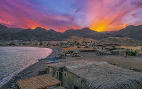 ستجد أكثر من نوع للاستراخات، فهناك خيام تطل على الشاطئ مباشرة وستجد فيها فرشا ملونا على الطراز السيناوي كأنك في قعدة بدوية مميزة. وإذا انتظرت إلى المساء، فستستمتع مع الفرق الموسيقية السيناوية التي تعزف أنغامها وسط سكون الليل والجبال. Ø±Ø§Ø³ Ø´ÙŠØ·Ø§Ù† Ù…Ù„Ø§Ø° Ø§Ù„Ø¨Ø§Ø­Ø«ÙŠÙ† Ø¹Ù† Ø§Ù„Ø§Ø³ØªØ±Ø®Ø§Ø¡ ÙÙŠ Ù…ØµØ± Cnn Arabic