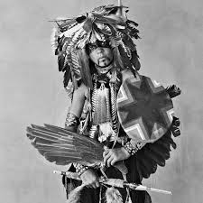 Viele andere sehen die indianer abschätzig als grausame, mordlustige primitive, die in reservaten in nordamerika oder südamerika leben. Fotografie Portrats Nordamerikanischer Indianer