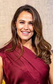 18 Best Long Hairstyles For Women Over 40 Womens Hairstyles 40 Year Old Hair Styles Long Hair Styles