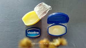 Untuk membuat scrub bibir dari vaseline, kamu hanya perlu mencampurkan vaseline lip therapy varian apapun dan dengan gula organik. Uni Dzalika Perbedaan Vaseline Petroleum Jelly Arab Dan Vaseline Repairing Jelly