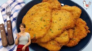 Trece feliile de piept de pui mai intai prin faina, apoi prin ou si, la final, prin pesmetul amestecat cu parmezan. Cum Facem Snitele Din Piept De Pui Cu Pesmet Fragede Si Gustoase Youtube