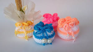 In questo articolo ti spiego come cucire sacchetti portaconfetti per bomboniere per ogni occasione, con tutorial facile spiegato passo a passo. Sacchetto Bomboniera Uncinetto Tutorial Bolsita Crochet Saquinho Croche Youtube Uncinetto Tutorial Uncinetto Motivi Per Uncinetto