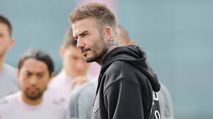 Cool & handsome is my destiny! David Beckham Auf Diese Funf Weissen Sneaker Schwort Die Stil Ikone Gq Germany