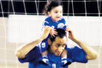 هداف المنتخب السعودي على مدار تاريخه، وأحرز 71 هدفًا في 116 مباراة، وشارك مع الأخضر في مونديال 1994. Ø³Ø§Ù…ÙŠ Ø§Ù„Ø¬Ø§Ø¨Ø± Ù…Ø¹ Ø§Ø¨Ù†Ù‡ ÙÙŠ Ø§Ù„Ù…Ù„Ø¹Ø¨