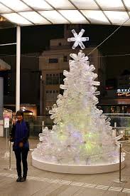 Lampion ini bisa digantung atau diletakkan di atas meja. 7 Pohon Natal Cantik Berikut Ini Dibuat Dari Barang Barang Bekas