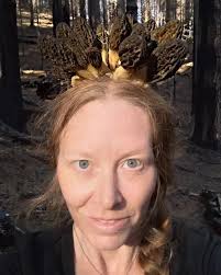 Hello fellow myco-enthusiasts! My name is Elle and I moved to Northern  California many years ago to defend the ancient redwoods. Now I live