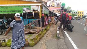 Harga gas lpg 3 kg yang harganya telah disubsidi oleh pemerintah, dapat membantu kalangan masyarakat menengah ke bawah karena harganya terjangkau bagi masyarakat tersebut dalam program konversi dari minyak tanah ke gas. Lihat Nih Ratusan Warga Kelurahan Beringin Antri Beli Gas Elpiji 3 Kg