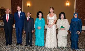 Semalam kadir jasin ajk pembaharuan institusi kata purata rm16 juta sebulan atas penginapan, kediaman. Kate Middleton Wearing Gold Cream Alexander Mcqueen Dress To State Dinner In Malaysia