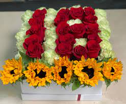 City of flowers 山景花城是一家家族擁有和經營的機構，自1989 年在mountain view (山景城) 成立以來一直自豪地為灣區服務，city of flowers 山景花城致力於提供最優質的產品和專業的服務。city of flowers 山景花城憑藉二十多年的花店行業經驗，已經提供了無數的各種類型的場合設計多款鮮花的藝術。 Box Of Roses In Mountain View Ca City Of Flowers