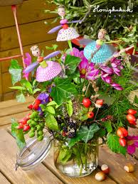 Feen Aus Mohnkapseln Im Blumenstrauss Bastelideen Basteln Mit Naturmaterialien Basteln Ideen Sommer