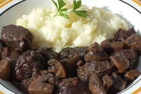 Daube De Cerf Aux Pruneaux Recette Recette Daube Recette Gibier Recettes De Cuisine