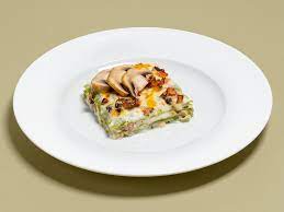 Potete servire le lasagne accompagnate da una salsa al parmigiano, preparata facendo sciogliere il formaggio insieme alla panna fresca. Lasagne Goccia D Oro La Tua Ricetta