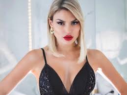 Η αλεξάνδρα παναγιώταρου είχε πραγματικά αδιανόητη εικόνα πριν τις πλαστικές! Ale3andra Panagiwtaroy Trelainei Th Mykono Me To Stringk Magio Ths Eidhseis Pagenews Gr