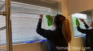 Perdeyi öncelikle korniş ten çıkarıp dikkatli bir şekilde sökülüp. 8 Adimda Stor Perde Nasil Yikanir Yemek Odasi