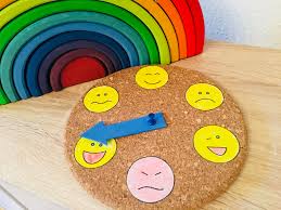 Eine Gefuhle Uhr Basteln Kinder Verstehen Der Familienblog Fur Kreative Eltern Montessori Material Selber Machen Kindergarten Kinder Lernspiele Und Projekte Im Kindergarten