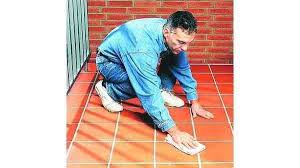 Natursteinfliesen oder glasfliesen, sind ab etwa 30 € erhältlich. Balkon Neue Fliesen Polieren Den Freisitz Auf