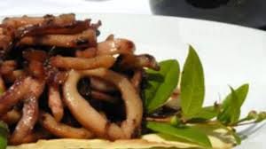 L'astice alla catalana è un piatto e una ricetta molto antica, nasce in catalogna, una regione della spagna e viene tramandata da generazioni e generazioni, ma ad oggi è una ricetta sarda tra le più tradizionali tanto da parlare di astice alla sarda. Una Cucina Da Vera Osteria Sarda Cibovagare