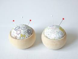 ハギレ活用】【100均リメイク】夏休みの工作に！ころんとかわいいウッドボウルピンクッションの作り方 - 縫いナビ |生地のマルイシ