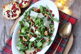 A casa mia, infatti, c'è sempre l'imbarazzo della scelta; Insalata Di Valeriana E Rucola Con Melograno E Noci Profumo Di Cannella E Cioccolato