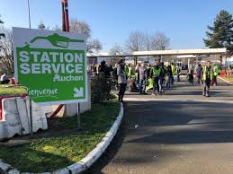 Gilets jaunes en lutte ! Le Mans Apres Leur Action Zone Nord Les Gilets Jaunes Ont Rejoint Le Centre Ville Le Mans Maville Com