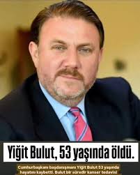 Yiğit Bulut, 53 yaşında öldü. Cumhurbaşkanı başdanışmanı Yiğit Bulut 53  yaşında hayatını kaybetti. Bulut bir süredir kanser tedavisi görüyordu.  Yiğit Bulut, ekonomi muhabirliği yaparken "Dolar 3 TL'yi geçerse yüzüme  tükürün" sözleriyle hafızalara