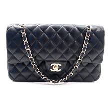 S'il y a bien un sac mythique de la maison chanel que toutes les modeuses reconnaissable par sa forme rectangulaire et son cuir noir matelassé, cet accessoire est apparu en. Sac A Main Chanel Timeless 2 55 En Cuir Noir Matelasse