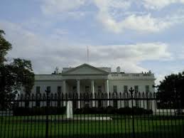 Das weiße haus wird zum schutz bereits mit einem zaun abgeriegelt. Konrad Adenauer Stiftung Politisches Bildungsforum Hamburg Kampf Ums Weisse Haus