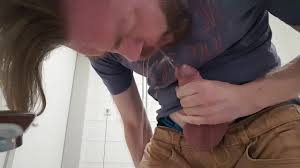 Orinando en el baño público ver en linea