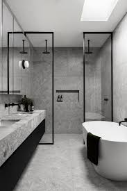 Baddesigns In Grau Dominierende Farbe Grau Kleine Akzente In Schwarz Freistehende Badewanne W Badezimmereinrichtung Badezimmer Innenausstattung Badezimmerideen