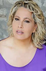 SARA CORNA, LA VOCE CHE INCANTA PALAZZOLO SPETTACOLI, INSEGNAMENTO,  VOLONTARIATO: L'INTERPRETE CHE CANTA LE EMOZIONI