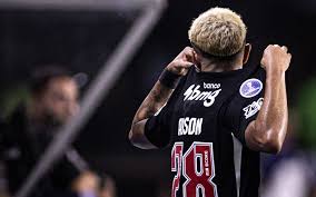 Após lesões, Adson volta a brilhar e entra na briga por vaga no time titular do Vasco
