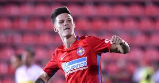En sus comienzos en uta arad, man se desplegó principalmente como delantero centro , pero después de la transferencia a fcsb finalmente se convirtió en un extremo en el flanco derecho. O Nich Bedzie Glosno Dennis Man Perla Uta