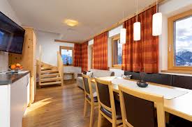 Die lage ist sehr zentral aber trotzdem ruhig. Dorfblick Fiss Apartments Rooms