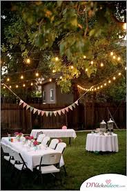 Diese Diy Gartenparty Deko Gibt Deiner Sommerfeier Garten Dekoration Diy Garten D In 2020 Backyard Party Lighting Outdoor Party Decorations Backyard Party Decorations