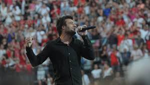 Kendji girac live nrj music awards 2016 cannes france full hd. La Chanson De L Annee Amir Aux Arenes De Nimes Se Sent Entoure Par Les Siens Midilibre Fr