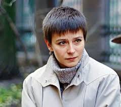 Елена сафонова родилась 14 июня 1956 года в ленинграде в семье известного актера всеволода сафонова и режиссера «мосфильма» валерии рублевой. Kak Slozhilas Zhizn Synovej Aktrisy Eleny Safonovoj Veasy