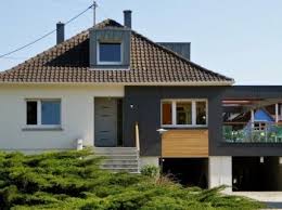 Un Pavillon Accueille Une Extension Moderne Et Sort De La Banalite En 2020 Terasse Maison Agrandissement Maison Extension Maison