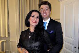 Destaca en los repertorios italiano y la soprano ha dicho haber conocido a directores que no dan ni los buenos días y otros que se aburren abiertamente con la obra de la que se han. Angela Gheorghiu My One Regret Is Marrying Roberto The Times Magazine The Times