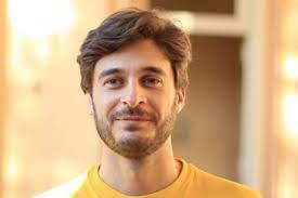 Il sì alla moglie antonella liuzzi con matrimonio celebrato a roma, in. Lino Guanciale Tutto Sull Attore Eta Vita Privata Compagna Figli Puglia24news It