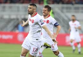 Beşiktaş'ın efsane futbolcu ve yöneticilerinden sinan engin'in oğlu olan oğulcan engin, survivor yarışmasında yapılan maç ile yeniden gündeme geldi. Sinan Engin Beyaz Tv De Gundemi Degerlendirdi Yabanci Siniri Aciklamasi