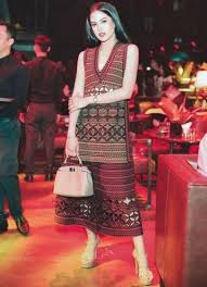 Baju berwarna putih seperti yang dikenakan. 10 Rekomendasi Merek Fashion Etnik Indonesia Yang Banyak Diminati 2019