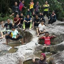 Ia terletak di dalam hutan simpan gunung stong berhampiran dengan air terjun jelawang.gunung ini menjadi lokasi popular kepada pendaki gunung. 10 Gambar Keindahan Air Terjun Jelawang Di Gunung Stong