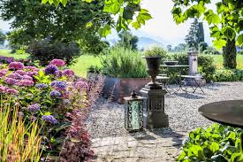 Hortensien Und Brunnen Wohngarten Am Oberen Zurichsee Im Nordischen Stil Hydrangea Garten Gartengestaltung Im Freien