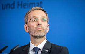 Wenn ich nur halb so bös oder wild wäre, dann wäre meine frau schon längst davongelaufen. Herbert Kickl Frau Petra Steger Kurz Wollte Herbert Kickls Kopf Als Preis Fur Regierungserhalt Nicht Mit Uns Das Wahre Gesicht Der Ovp Trat Vor Wenigen Stunden Zutage Kurz Versuchte Diese Grosse