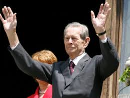 În aceste zile, până sâmbătă în ziua înmormântării, la funeraliile regelui mihai or fi reprezentate familiile regale din marea britanie, suedia, spania, belgia, iordania, luxemburg, liechtenstein, bahrein, bulgaria, grecia, serbia, albania, franța, prusia, italia și portugalia. RepetiÅ£ii Pentru Funeraliile Regelui Mihai