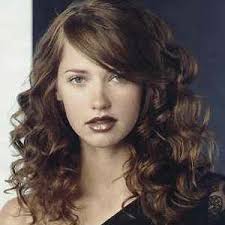 Taglio corto scalato per capelli ricci con frangetta . Tagli Capelli Ricci Lunghi Con Frangia Frangia A Ciuffo