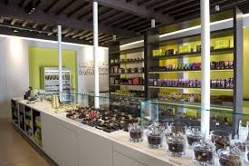 Epingle Par Margo Della Torre Sur Our Shops Chocolat Belge Design De Magasin Chocolatiere