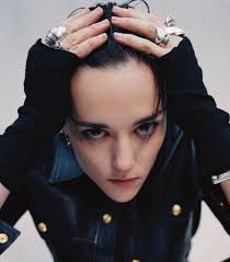 Jehnny Beth, la gran líder de SAVAGES, sigue con su carrera en solitario y  acaba de lanzar single, un regreso a su crudeza más post punk para  adelantar el que será su nuevo disco que se lanzará en ...