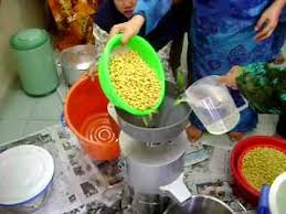 Masukkan air soya ke dalam periuk. Buat Susu Kacang Soya Youtube
